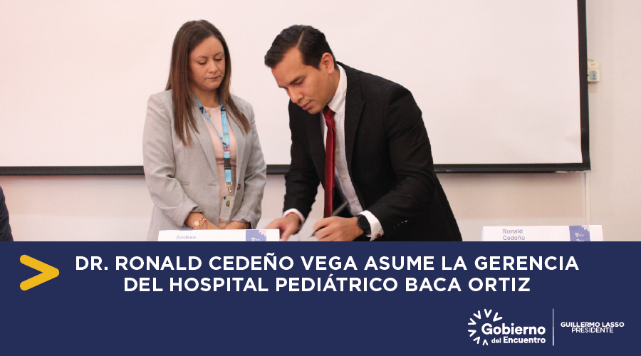 El Dr. Rodanld Cedeño está firmando un documento